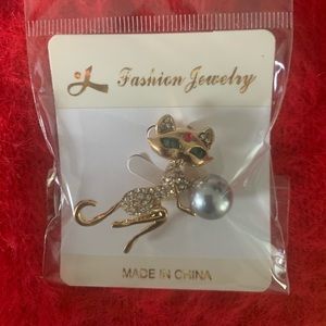 Sexy kitten brooch